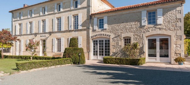 Façade principale vue depuis le parc du domaine du prieuré, logis de France à Tonnay boutonne en Charente-Maritime