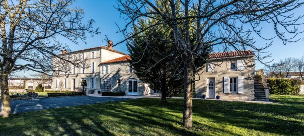 Le Domaine du prieuré vu depuis le parc