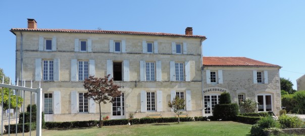 Façade principale sur jardin du Domaine du prieuré