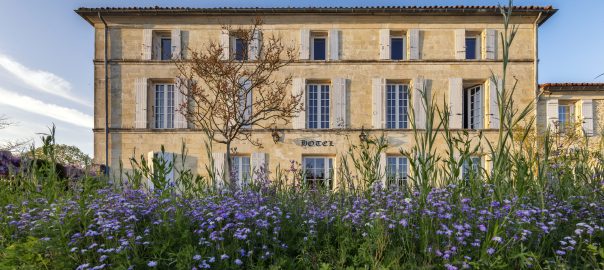 Floraison printanière sur facade du Domaine du prieuré