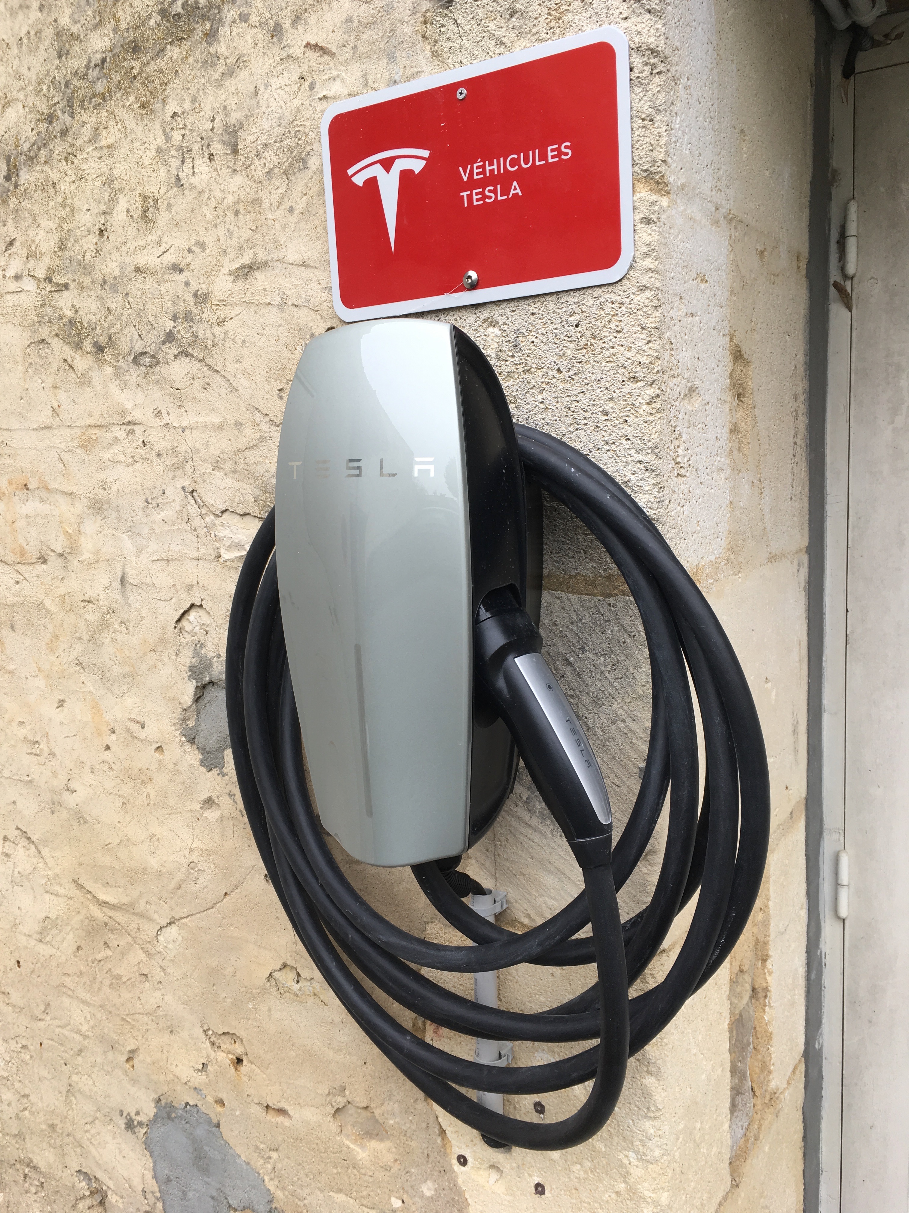borne-de-recharge-véhicule-electrique-tesla - Domaine du Prieuré