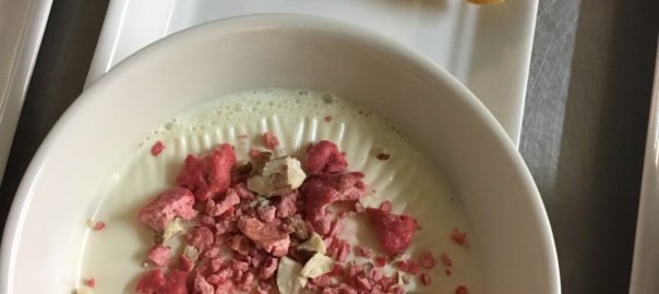 Panna Cotta au lait d'amande, pralines roses et bugne