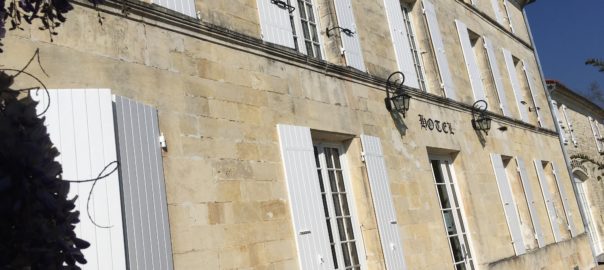 Façade principale de l'hôtel et ses volets repeints