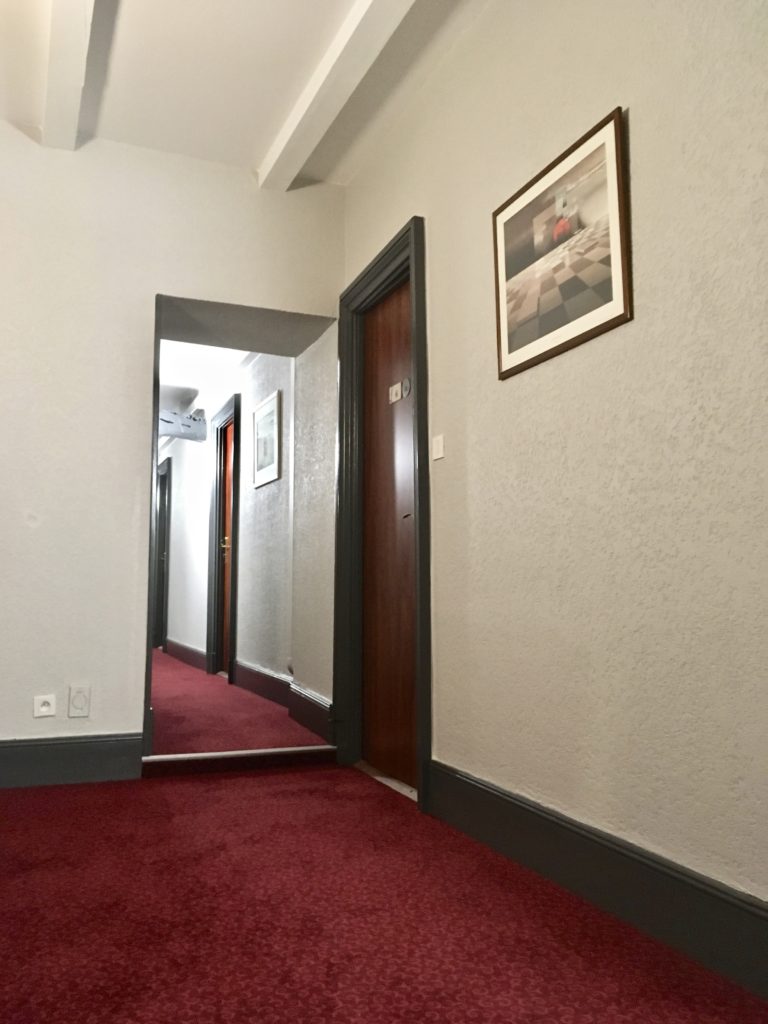 Le couloir de l'hôtel refait à neuf face à la chambre 6