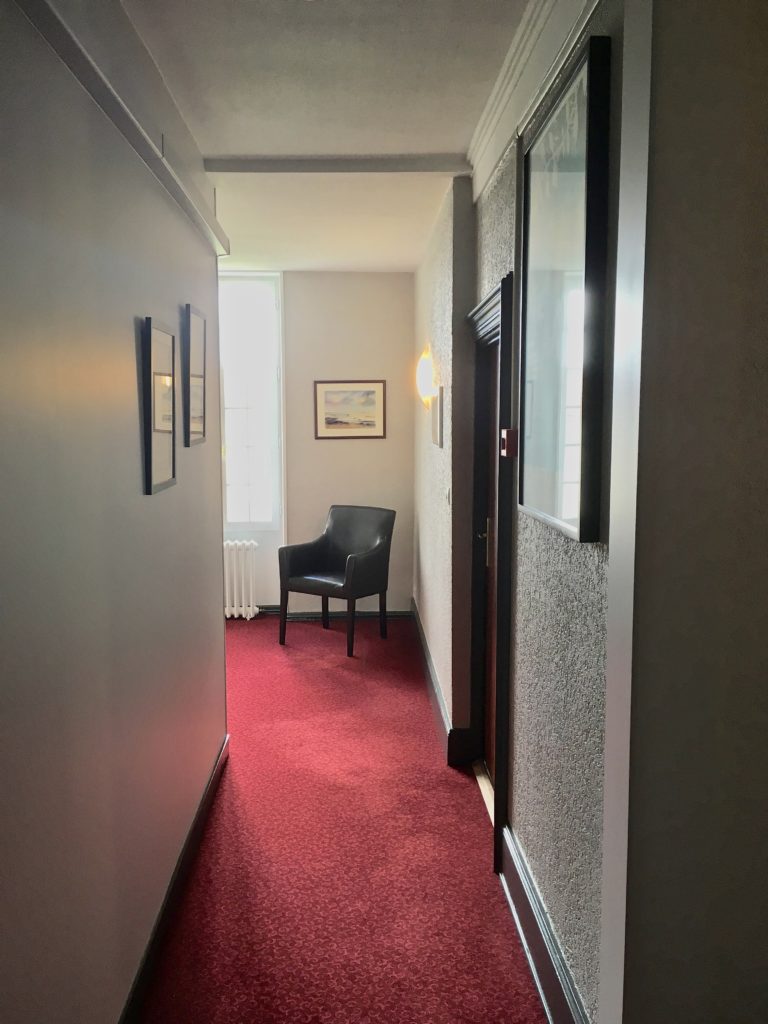couloir du premier étage de l'hôtel face à la chambre 1